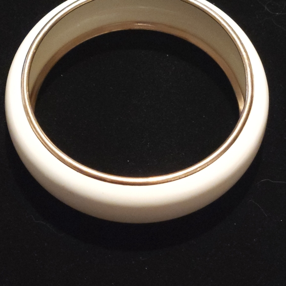 White with gold trim bracelet. Good condition - Picture 4 of 4
